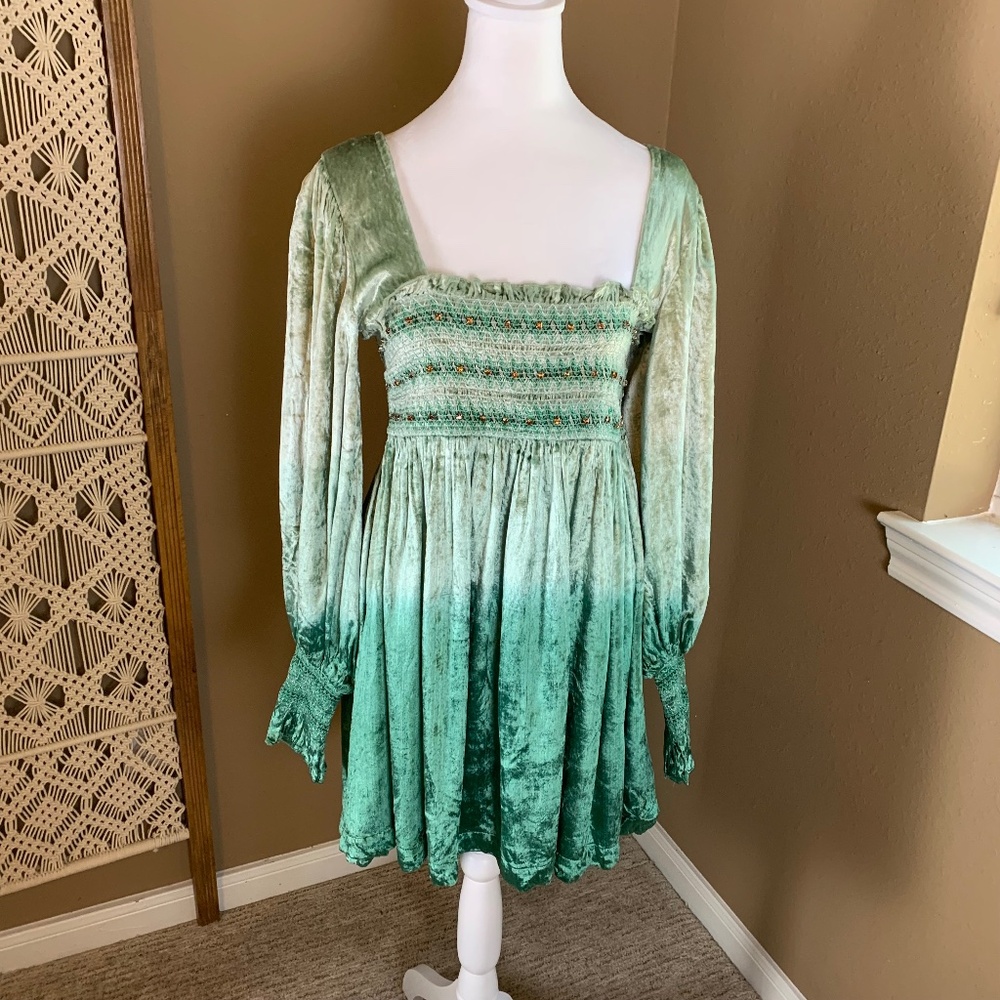 Urban Outfitters Isobel Green Crushed Velvet Smocked Beaded Mini Dress‎ Sz M